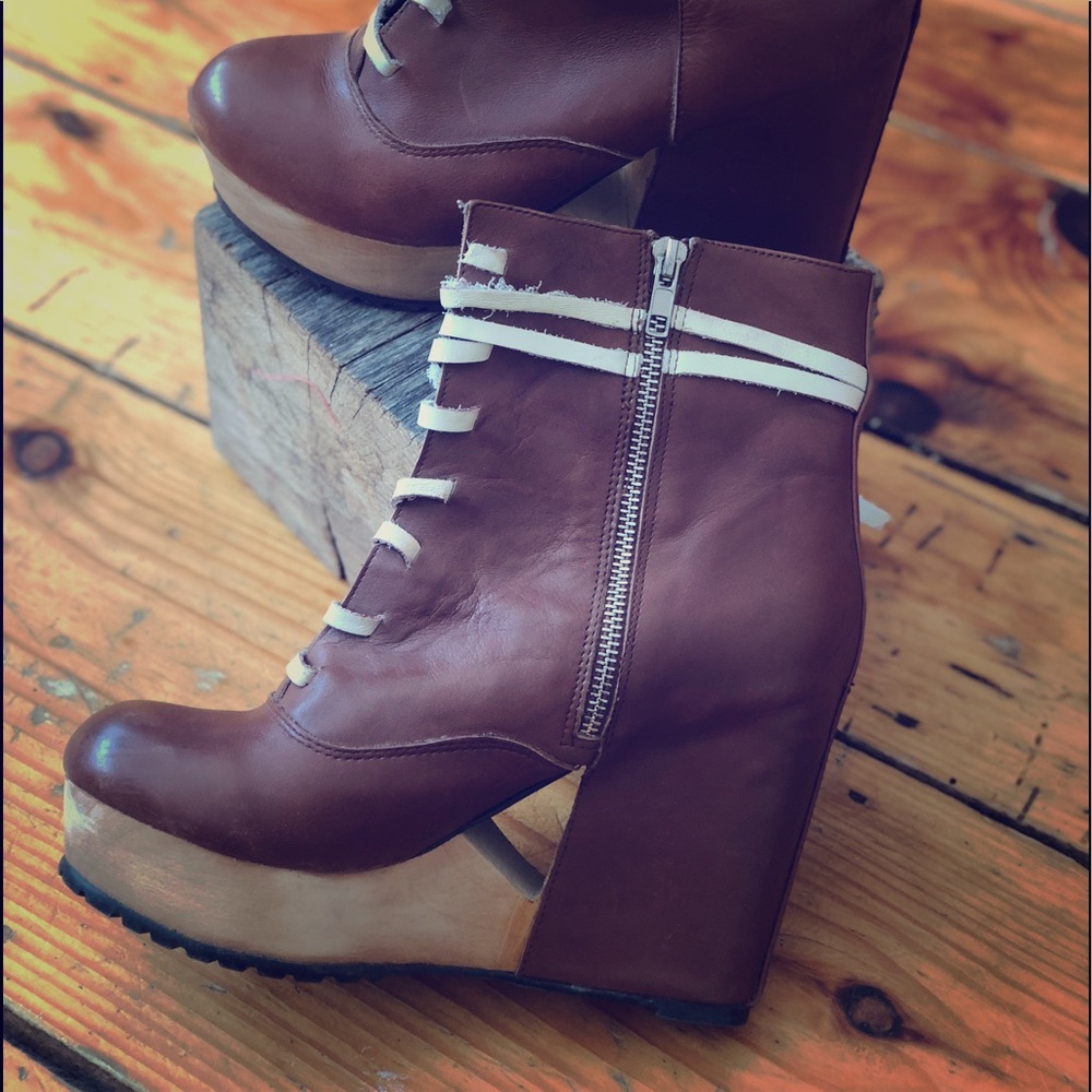 Ridiculously hip wooden platform leather boot!